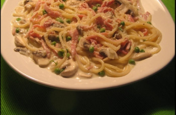 Spaghetti alla panna com ervilhas, presunto e champignon