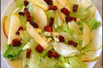 Salada de alface com peras, gorgonzola e bacon
