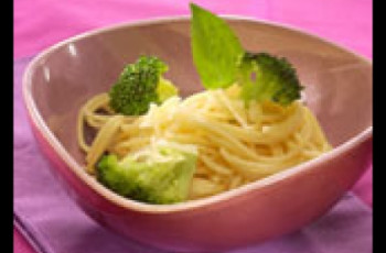 Espaguete com brócolis e frango