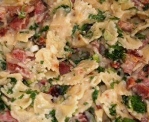 Farfalle com creme bechamel e linguiça calabresa
