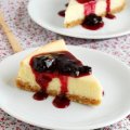 Cheesecake de Baunilha com Calda de Mirtilo e Limão Siciliano