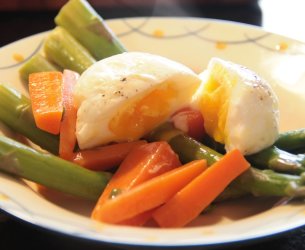Ovo Pochê com Legumes