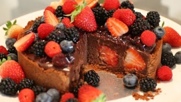 Torta Trufada De Chocolate Com Frutas Vermelhas Cybercook