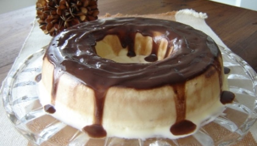 Torta de sorvete com calda de chocolate Torta de sorvete com calda de chocolate