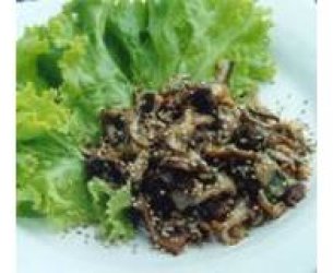 Shiitake e shimeji com folhas verdes
