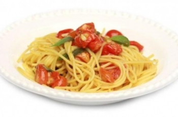 Espaguete com Tomate-Cereja com Manjericão