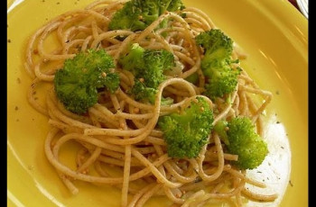 Espaguete Integral com Brócolis e Sementes de Mostarda