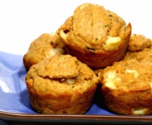 Muffin de queijo, tomate e manjericão