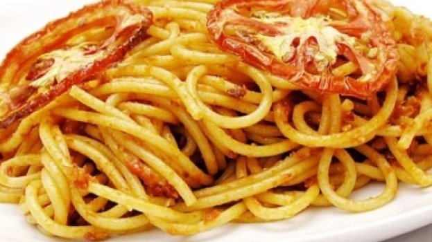 Espaguete ao molho de tomate assado e alho