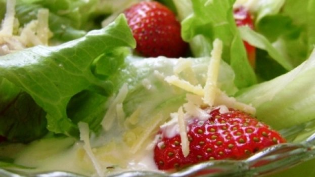 Salada com Morangos ao Molho de Cream Cheese