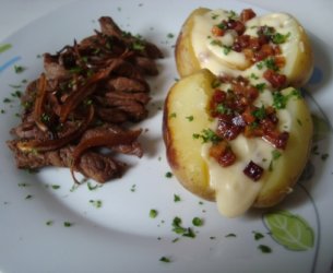 Batatas Assadas ao Molho de Queijo e Bacon