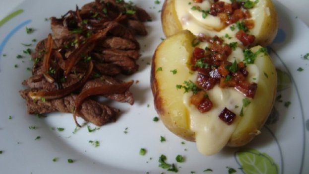 Batatas Assadas ao Molho de Queijo e Bacon