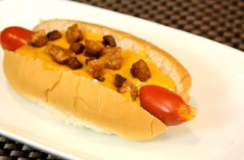 Hot Dog com Cheddar e Bacon na Cerveja