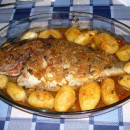 Salmão recheado com farofa de ovas de peixe e molho de camarão ao forno
