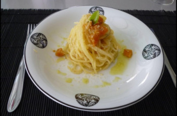 Spaghetti com damascos na manteiga de alecrim e sálvia