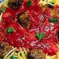 Macarronada ao Molho de Almôndegas