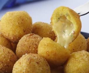 Bolinha de Mandioquinha com Queijo