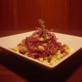 Repolho roxo com batata, presunto, queijo gruyérè ao molho de mostarda com ervas