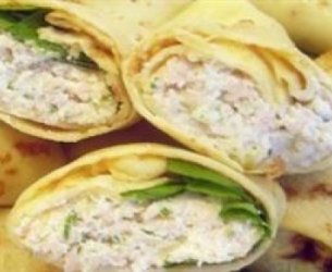 Panqueca com recheio de rúcula e peito de peru