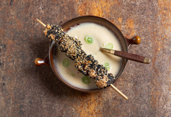 Salmão com Crosta de Gergelim e Molho de Gengibre