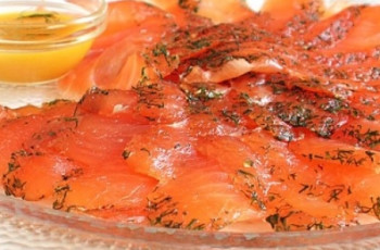 Gravlax de salmão com torradas