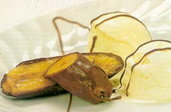 Banana-ouro com chocolate e sorvete de creme