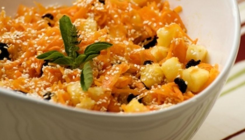 Salada de Cenoura, Abacaxi, Passas e Gergelim Salada de Cenoura, Abacaxi, Passas e Gergelim