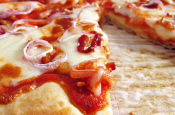 Pizza de Mussarela com Bacon
