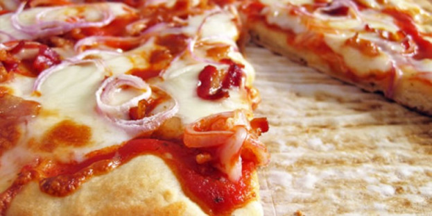 Pizza de mussarela com bacon