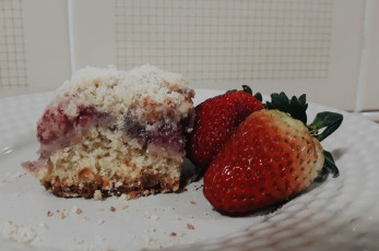 Cuca de Morango com Brigadeiro de Chocolate Branco