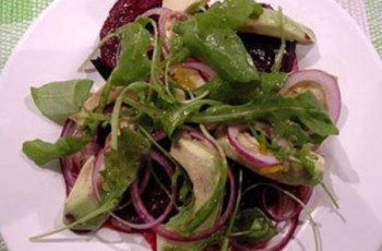 Salada de Beterraba Assada no Forno com Abacate e Rúcula