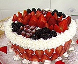 Bolo Cremoso de Champanhe com Frutas Vermelhas "Ana Costa"
