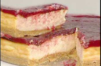Cheesecake ao Molho de Morangos