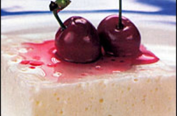 Gelatina de iogurte com cerejas frescas