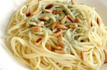 Espaguete ao molho de gorgonzola, manteiga e pinoli