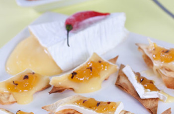 Losangos de Brie com Abacaxi Picante