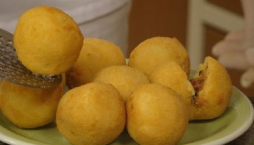 Bolinho de Charque com Macaxeira Bolinho de Charque com Macaxeira