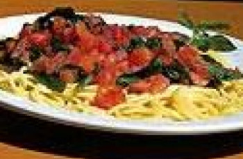 Espaguete com molho de tomate cru