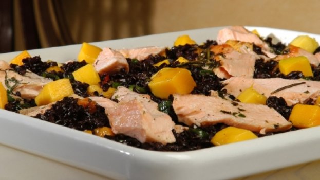 Arroz Negro com Salmão e Manga Arroz Negro com Salmão e Manga