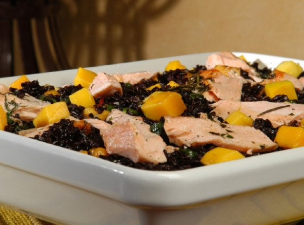 Arroz Negro com Salmão e Manga