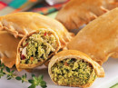 Empanadas de frango com pesto de coentro