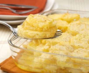 Batatas Gratinadas com Parmesão e Queijo Prato