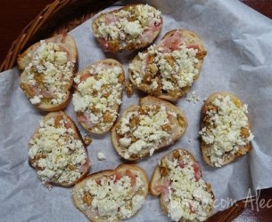 Bruschetta de Pancetta e Queijo de Ricota com Nozes