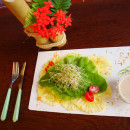 Salada Verão de Carpaccio de Abacaxi, Folhas e Molho de Coco