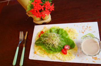 Salada Verão de Carpaccio de Abacaxi, Folhas e Molho de Coco