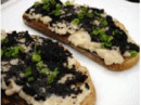 Bruschetta com Feijão Branco e Caviar