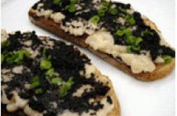 Bruschetta com Feijão Branco e Caviar