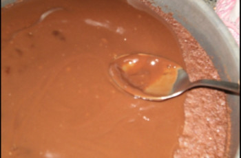 Bolo de Chocolate com Calda de Brigadeiro