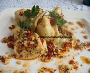 Agnolini de Espinafre, Ricota e Damasco ao Pesto de Ervas e Tomates Secos