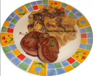 Medalhões Bardeados com Fettuccine ao Funghi Secchi